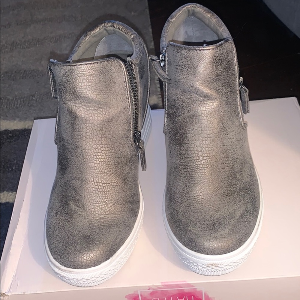 Wedged sneakers